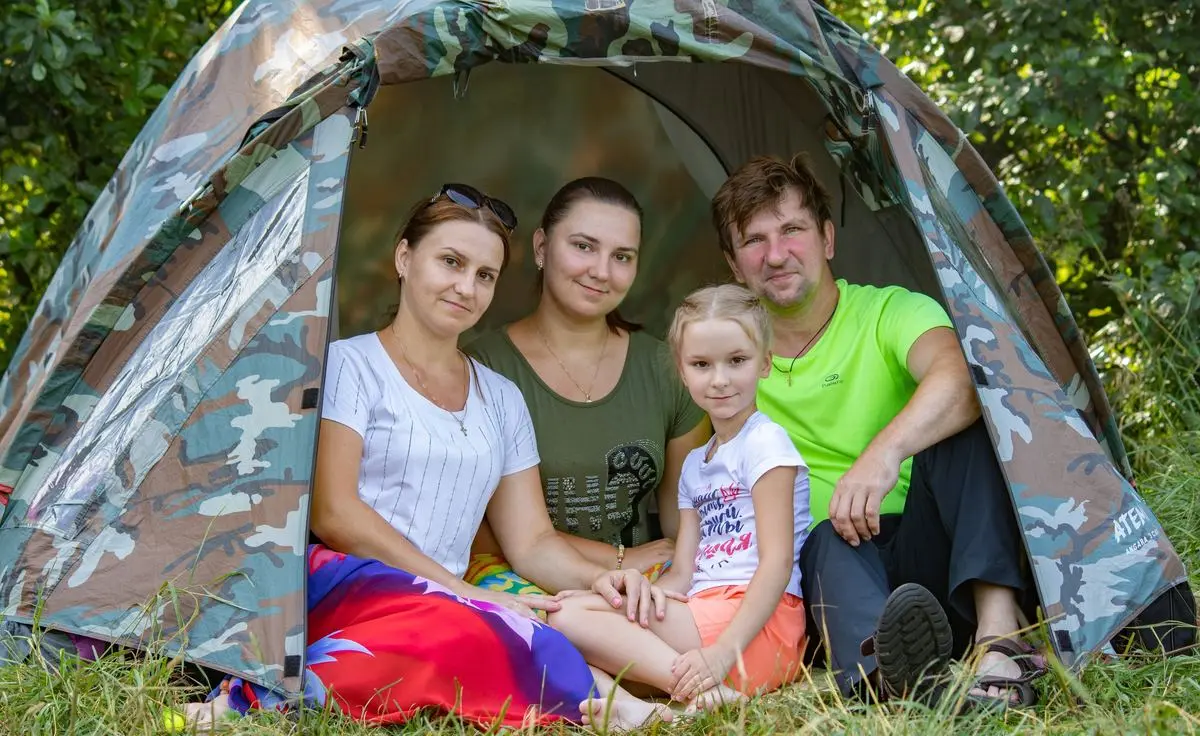Семья в палатке